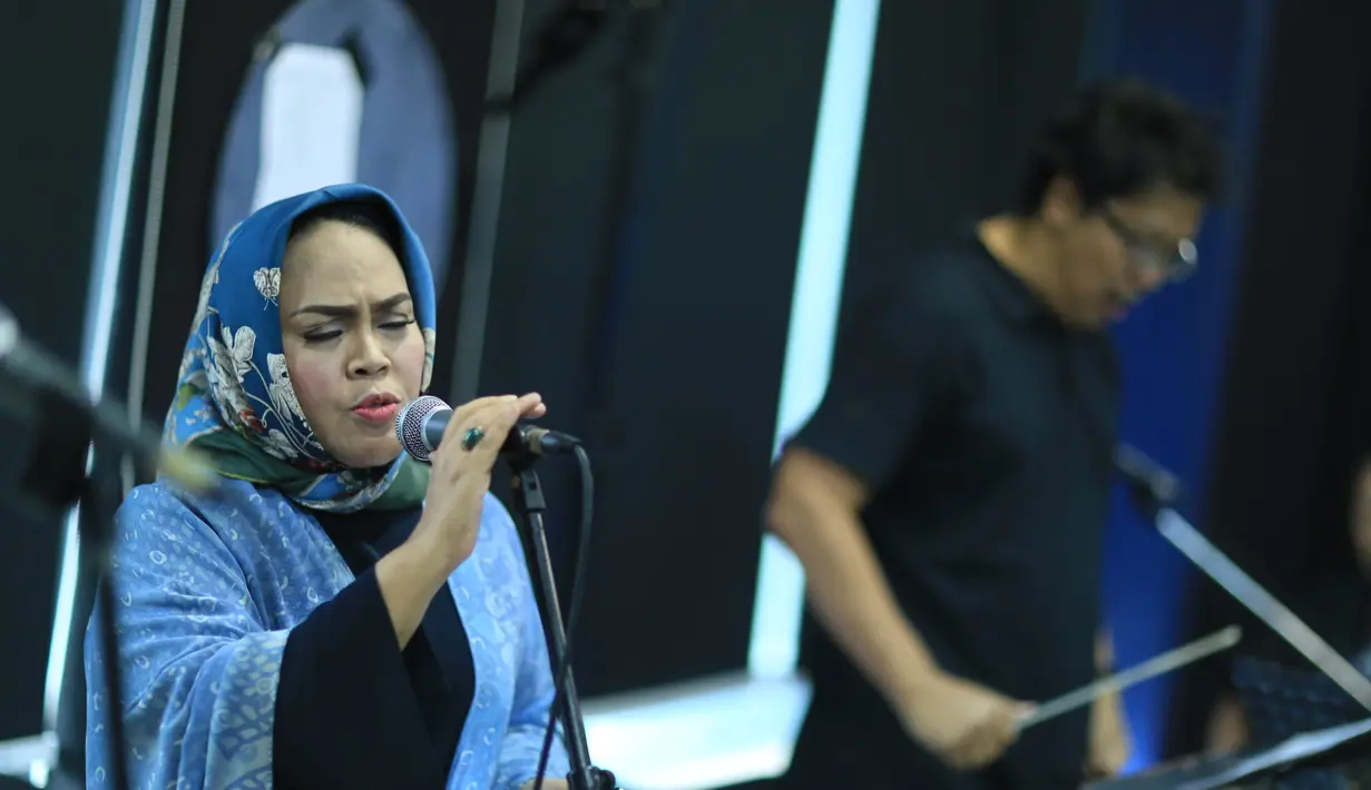 Lagu Terlambat Sudah di aransemen oleh Erwin Gutawa orkestra. Lagu lama itu akan digarap dengan sentuhan aransemen kekinian. (Adrian Putra/Bintang.com)