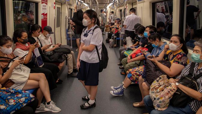 Komuter memakai masker untuk melindungi diri dari virus corona di Bangkok, Thailand, Kamis (6/2/2020). Pada umumnya gejala virus corona memang menyerupai flu biasa, yaitu batuk, pilek, dan demam. (AP Photo/Gemunu Amarasinghe)