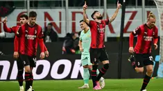 Penyerang AC Milan, Olivier Giroud (kedua kanan) melakukan selebrasi setelah mencetak gol saat pertandingan leg pertama Babak 16 Besar Liga Europa 2023/2024 melawan SK Slavia Praha di Stadion San Siro, Milan pada 7 Maret 2024. (GABRIEL BOUYS/AFP)