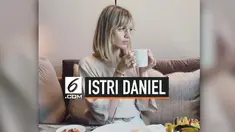 Daniel Mananta adalah selebritas yang jarang membagikan kehidupan pribadinya kepada publik. Tak banyak yang tahu kalau presenter sekaligus aktor ini telah menikahi wanita cantik bernama Viola Maria.