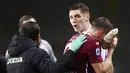 Pemain Torino Andrea Belotti (kanan) usai dia bertabrakan dengan pemain Fiorentina Nikola Milenkovic (kedua kanan belakang) pada pertandingan Liga Italia di Olympic Stadium, Turin, Italia, Jumat (29/1/2021). Fiorentina berhasil menahan imbang Torino 1-1. (Fabio Ferrari/LaPresse via AP)