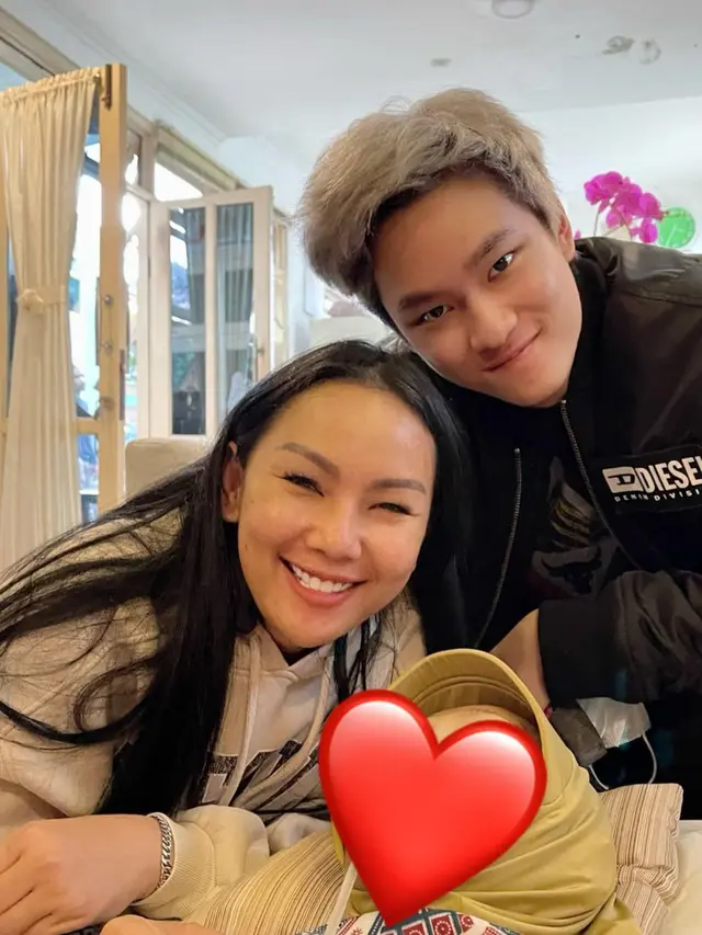 Erlan Wardhania, ibunda Kalina Oktarani dijenguk Azka Corbuzier. (Foto: Dok. Instagram @kalinaocktaranny)