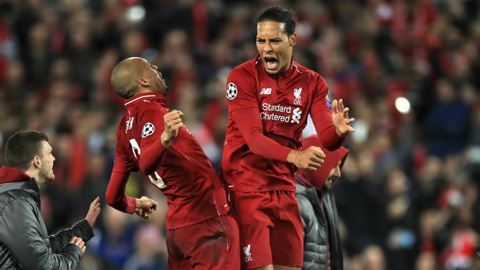 Pemain Liverpool, Virgil van Dijk dan Fabinho merayakan kemenangan atas Barcelona pada laga semifinal Liga Champions 2019 di Stadion Anfield, Selasa (7/5). Liverpool menang 4-0 atas Barcelona. (AP/Peter Byrne)