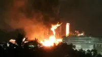 Foto tangkap layar dari video amatir yang beredar di media sosial terkait kebakaran yang terjadi di area Kilang Pertamina Balikpapan, pada Sabtu (25/5/2024) pagi.