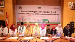 Direktur Kredit UMK & Usaha Syariah Bank DKI Babay Parid Wazdi (keempat kanan) menyaksikan penandatanganan Persetujuan Kredit Modal Kerja Pinjaman Tetap Berjangka senilai Rp93 bersama 6 perwakilan RSUD DKI Jakarta di Jakarta, Jumat (30/8/2019). (Liputan6.com/HO/Budi)