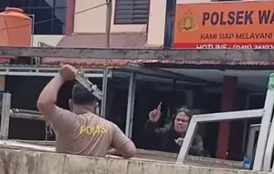 Video viral Pria mengamuk di Polsek dan mengancam Polisi pakai obeng. (istimewa)