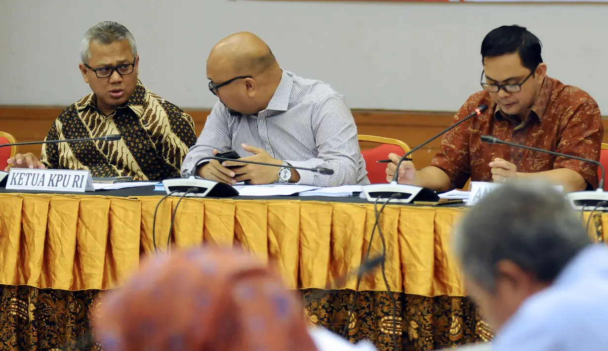 Ketua KPU, Arief Budiman (kiri) berbincang dengan Ilham Saputra saat melakukan uji publik Rancangan Peraturan KPU terkait Pilgub. Pilbup dan Pilwali, Jakarta, Rabu (31/5). Uji publik dihadiri perwakilan parpol, akademisi. (Liputan6.com/Helmi Fithriansyah)