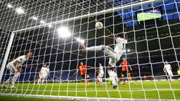 Pemain FC Shakhtar Donetsk, Junior Moraes, mencetak gol yang ke gawang FC Basel pada perempat final di Veltins Arena, Selasa (11/8/2020). Shakhtar Donetsk menang dengan skor 4-1. (Wolgang Rattay/Pool Photo via AP)