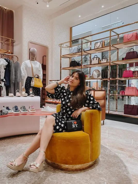 Masha Aruan memang seringkali tampil girly, yang kali ini ia lebih memilih tas I Heart NY berukuran kecil, dipadu dengan mini dress bermotif apel yang juga berasal dari koleksi musim gugur Kate Spade New York. Foto: Document/Kate Spade New York.