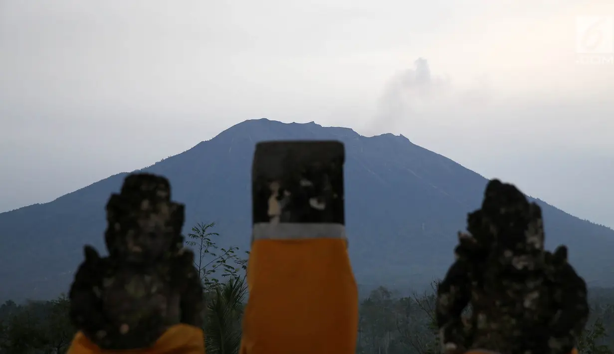 Lanskap Gunung Agung terlihat dari kawasan Karangasem, Bali, Sabtu (2/12). Hingga hari ini, penampakan asap dari kawah Gunung Agung semakin berkurang dibanding beberapa hari lalu. (Liputan6.com/Immanuel Antonius)