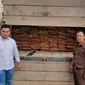 Barang bukti kejahatan lingkungan berupa papan hasil ilegal logging yang disita petugas di Kota Dumai. (Liputan6.com/M Syukur)