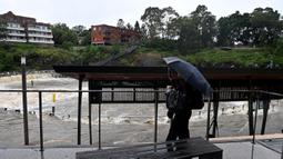 Banjir bandang yang membawa lumpur dan puing menyapu rumah-rumah serta jalan-jalan, sementara puluhan ribu warga terjebak tanpa akses bantuan. (Izhar KHAN/AFP)