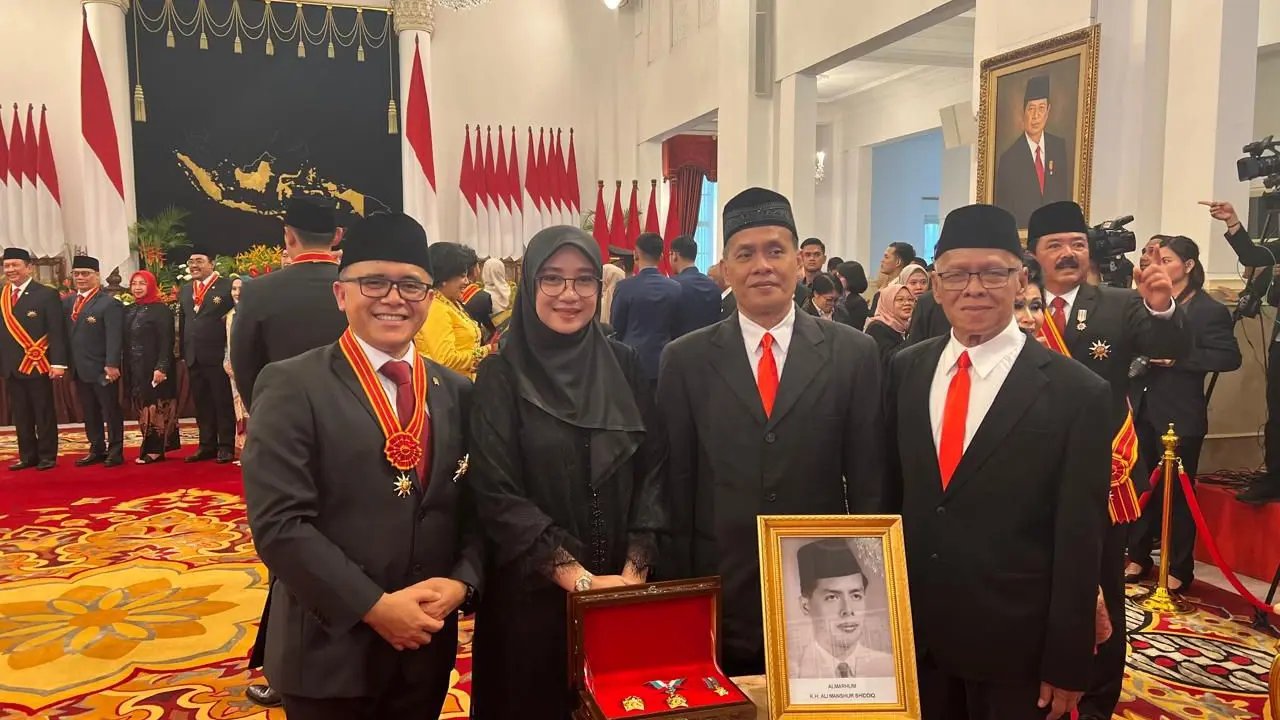 Keluarga mendiang KH Ali Manshur di Istana Negara bersama bupati Banyuwangi Ipuk Fiestiandani, saat menerima penghargaan dari Jokowi. (Istimewa)