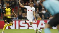 Pemain Tottenham, Harry Kane mengoleksi dua gol saat timnya melawan Dortmund pada laga Grup H Liga Champions di Wembley stadium in London, (13/9/2017). Tottenham menang 3-1. (AP/Kirsty Wigglesworth)