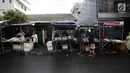 Suasana lapak penjualan ikan bandeng di kawasan Rawa Belong, Jakarta, Rabu (14/2). Masyarakat Tionghoa percaya mengonsumsi bandeng saat Imlek mendatangkan keberuntungan. (Liputan6.com/Arya Manggala)