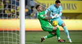 Pemain Barcelona Vitor Roque berebut bola dengan kiper Las Palmas Alvaro Valles pada laga Liga Spanyol 2023/2024 di Stadion Gran Canaria, Las Palmas, Spanyol, Jumat (1/5/2024) dini hari WIB.  Ini merupakan penampilan pertama Roque bersama Blaugrana.  (AFP/Desiree Martin)