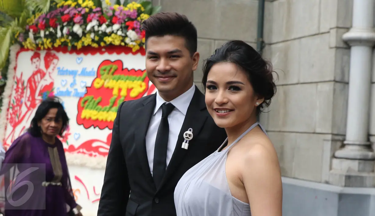 Chelsea Olivia dan Glenn Alinskie saat menghadiri pemberkataan Harvey Moeis dan Sandra Dewi di Gereja Katedral, Jakarta, Selasa (8/11). Pernikahan Sandra dan Harvey turut dihadiri Gubernur DKI Jakarta, Basuki T Purnama. (Liputan6.com/Herman Zakharia)