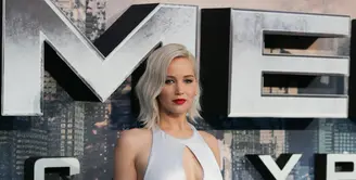 Saat menghadiri gala premiere film 'X-Men: Apocalypse' di London, Inggris, Senin (9/5) Jennifer Lawrence kembali terjatuh di Red Carpet. (Bintang.com/ AFP)