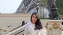 Melalui akun Instagramnya, Chen Giovani suka berpergian ke luar negeri. Seperti saat Chen sedang berada di Paris dengan mengenakan dress nuansa putih yang dipadukan dengan outer bunga. (Liputan6.com/IG/@chengioavanis)
