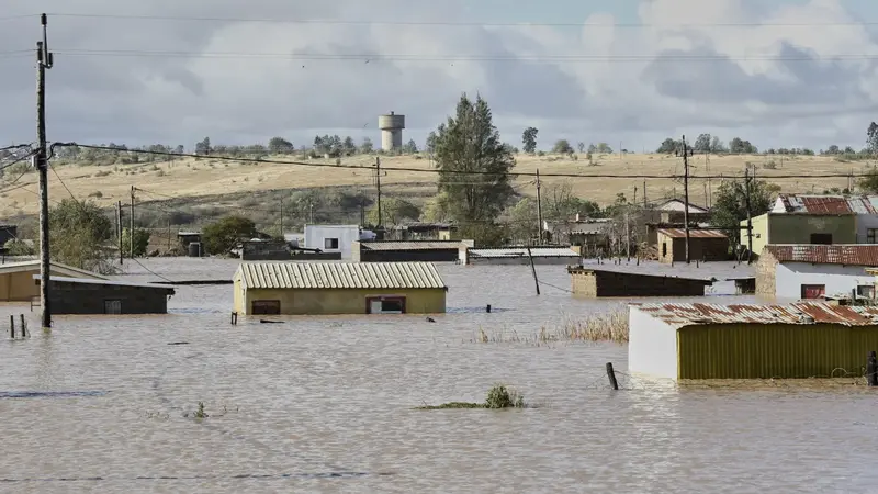 Banjir di Kota Mthatha, Afrika Selatan, Selasa 10 Juni 2025. (AP/Hoseya Jubase)