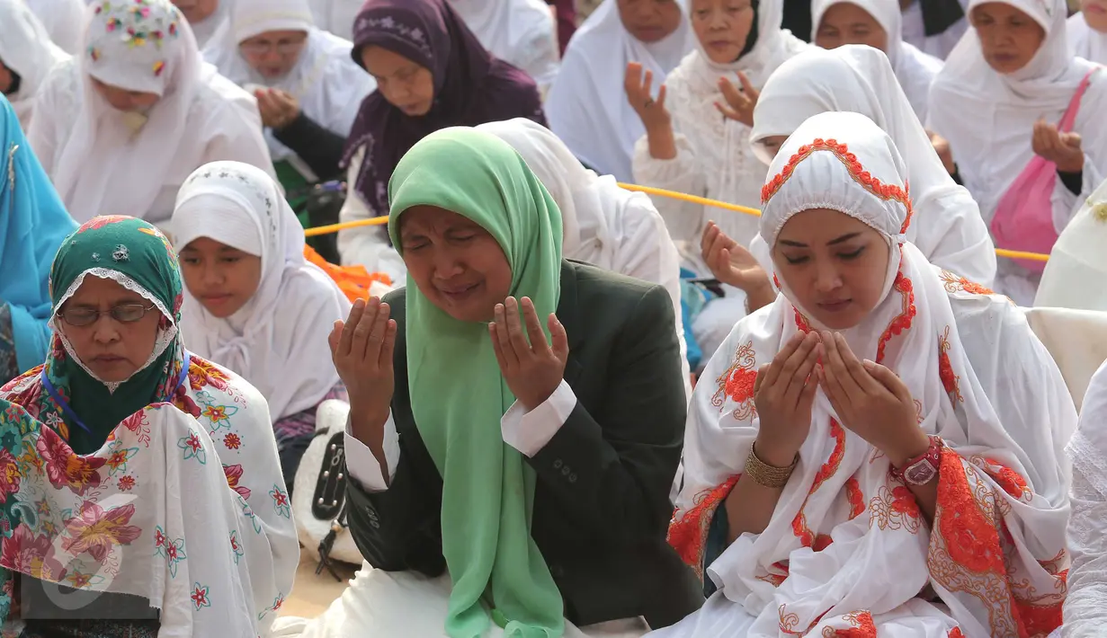 Suasna haru mewarnai doa bersama usai melaksanakan Salat Istisqo di Halaman Masjid Istiqlal, Jakarta, Minggu (1/11/2015). Indonesia kini sedang mengalami kemarau berkepanjangan. (Liputan6.com/Angga Yuniar) 