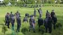 Para polisi Nepal bertugas di sebuah taman di Kathmandu, Nepal (22/7/2020). Pencabutan lockdown memungkinkan hampir semua kegiatan ekonomi untuk beroperasi seiring menurunnya jumlah kasus baru COVID-19 di negara itu dalam beberapa hari terakhir.  (Xinhua/Zhou Shengping)