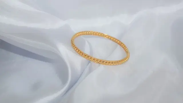 Ilustrasi Gelang Emas (Photo by Imam Kurniawan on Unsplash)