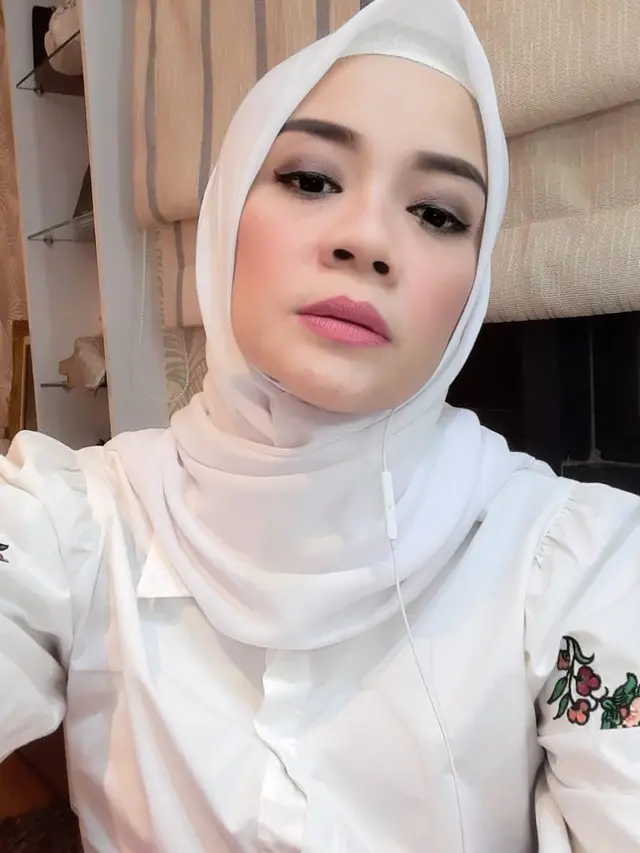 6 Potret Rindu AFI yang Kini Berhijab, Penampilannya Bikin Pangling