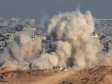 Foto yang diambil dari posisi dekat perbatasan Israel dengan Jalur Gaza menunjukkan asap dan puing-puing yang mengepul selama serangan Israel ke wilayah yang terkepung pada 6 Juli 2025. (Maya Levin/AFP)