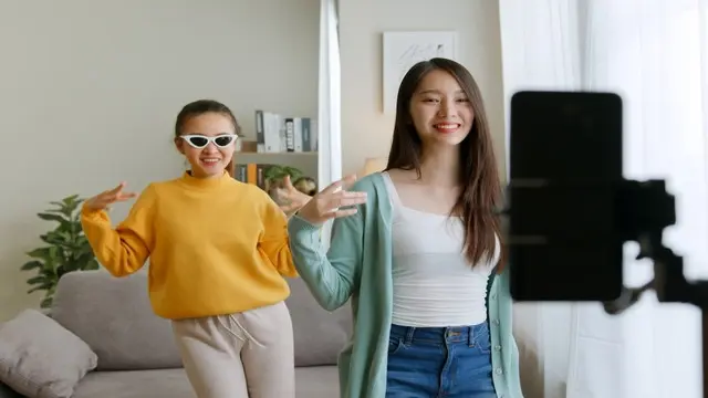 Dua Perempuan Sedang Buat Konten.