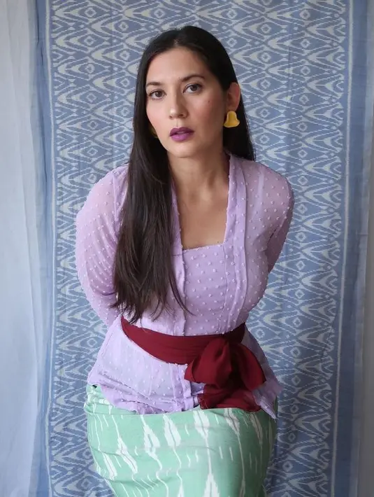 Kecintaannya terhadap wastra nusantara tidak bisa dipungkiri, terlihat dari kegemarannya memakai kebaya.