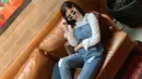 Tampilan wanita 34 tahun ini terlihat bak anak muda. Ia memadukan sebuah jumpsuit denim dengan baju berwarna putih. Kacamata yang digunakan pun terlihat serasi dengan penampilannya ini. (Liputan6.com/IG/@eva_anindita_zachrie)