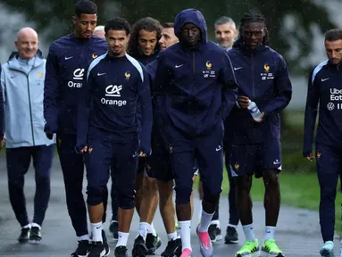 Pemain Prancis  Jules Kounde, William Saliba, Warren Zaire Emery, Matteo Guendouzi, Lucas Digne, Randal Kolo Muani, Manu Kone dan Jonathan Clauss (dari kiri ke kanan) tiba untuk sesi latihan menjelang pertandingan kualifikasi UEFA Nations League 2024/2025 mendatang di Clairefontaine-en-Yvelines, selatan Paris, pada 7 Oktober 2024. (FRANCK FIFE/AFP)