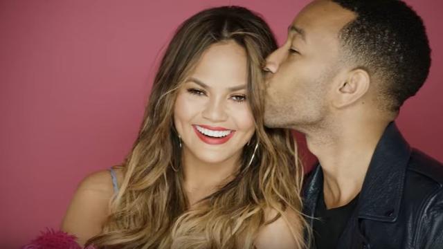 Tanpa Busana Chrissy Teigen John Legend Pose Di Atas Ranjang Showbiz Liputan6 Com