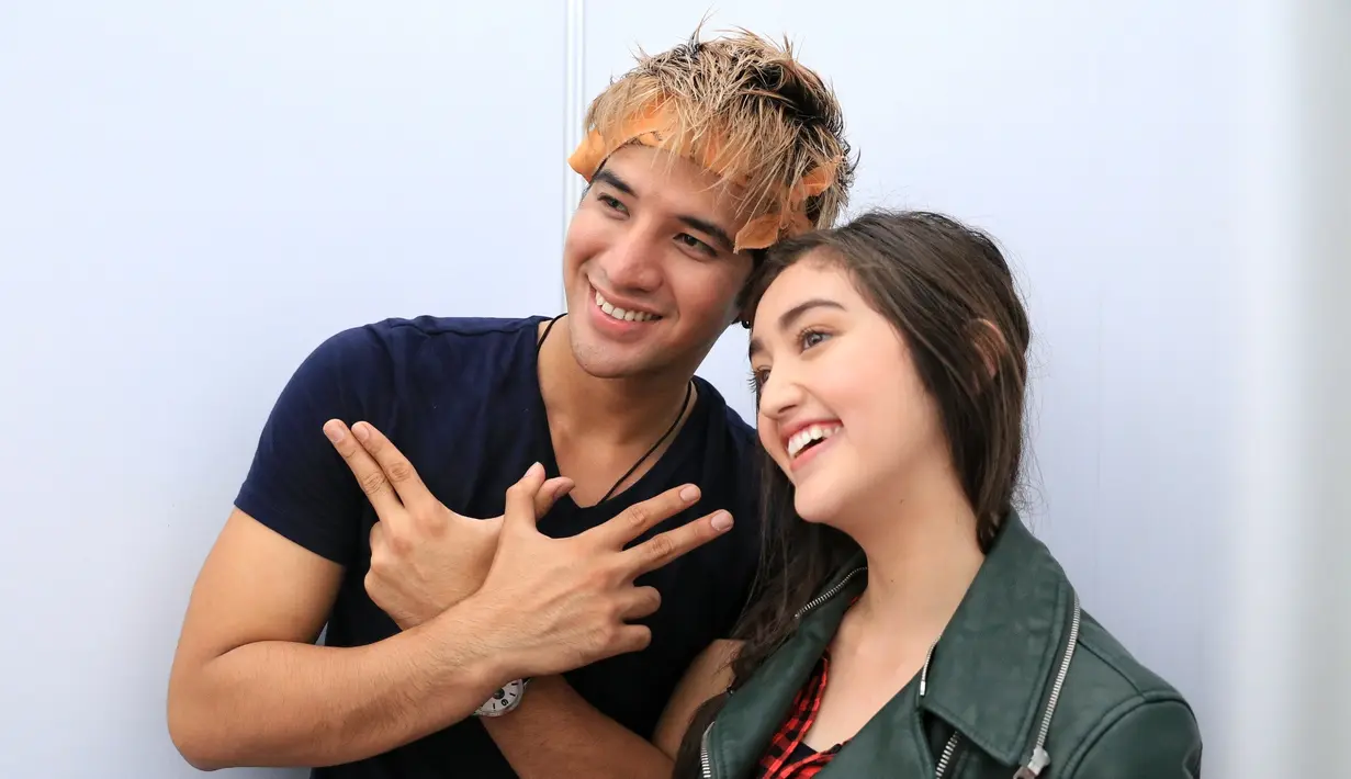 Demi mengejar cinta, Al rela merubah penampilannya.  Sebalumnya, Al penampilannya bisa dibilang berantakan. Rambut gondrong, kusut dan tidak beraturan. (Adrian Putra/Bintang.com)