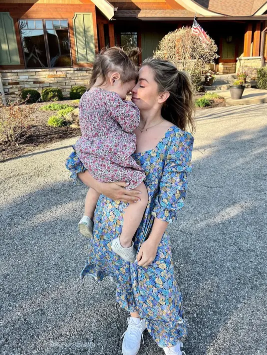 Olympian Shawn Johnson dan putrinya sama-sama memakai dress floral dan sepatu senaker putih untuk merayakan Paskah 2022 (Foto: Instagram Shawn Johnson East)