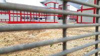 Pagar besi berkawat beraliran listrik tegangan tinggi mengelilingi kompleks Lapas ‘High Risk’ Karanganyar, Nusakambangan. (Foto: Liputan6.com/Muhamad Ridlo)