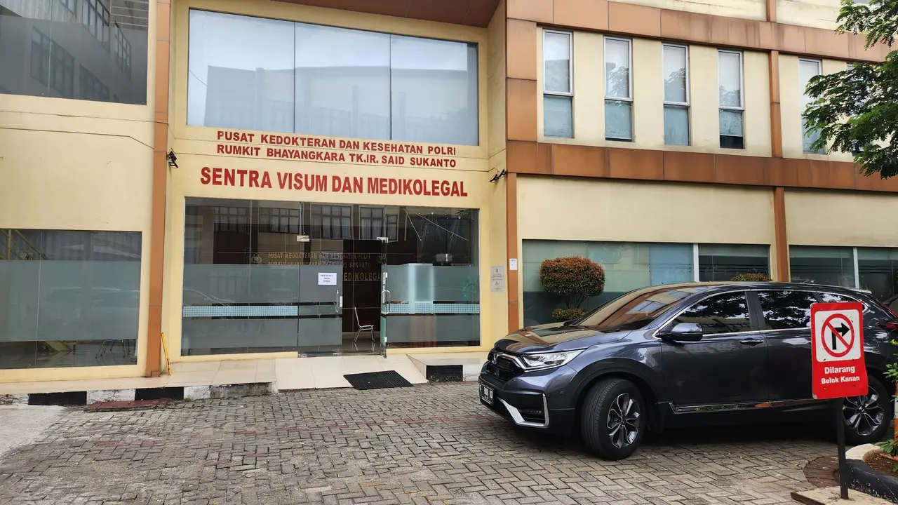 Korban pelecehan seksual mantan rektor Universitas Pancasila, D dan RZ usai menjalani tes psikologi forensik di RS Polri.