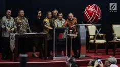 Wakil Presiden Jusuf Kalla bersama sejumlah menteri membuka perdagangan saham 2018 di Gedung Bursa Efek Indonesia, Jakarta, Selasa (2/1). Perdagangan bursa saham 2018 dibuka pada level 6.366 poin. (Liputan6.com/Faizal Fanani)