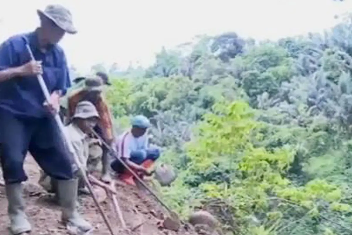 https://www.vidio.com/watch/739698-kiprah-nekat-kakek-pencari-setitik-air-di-gunung-cadas