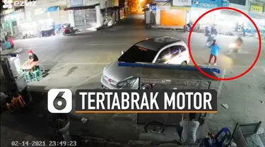 Video seorang pria tertabrak motor saat menyeberang jalan viral di media sosial.