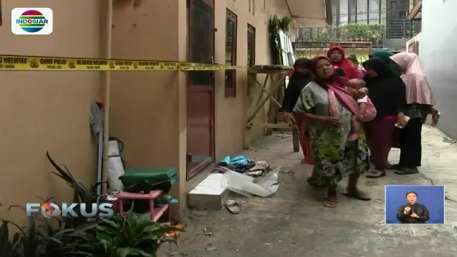 Warga yang didominasi ibu-ibu memadati TKP pembunuhan satu keluarga di Bekasi. Demi keamanan dan kelancaran, polisi akhirnya memindahkan tempat pra rekonstruksi.