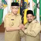 Pelaksana tugas (Plt) Gubernur Aceh Nova Iriansyah (kiri) bersama Plt Bupati Bener Meriah Sarkawi foto bersama usai dilantik di Kantor Kemendagri, Jakarta, Senin (9/7). (Liputan6.com/Herman Zakharia)