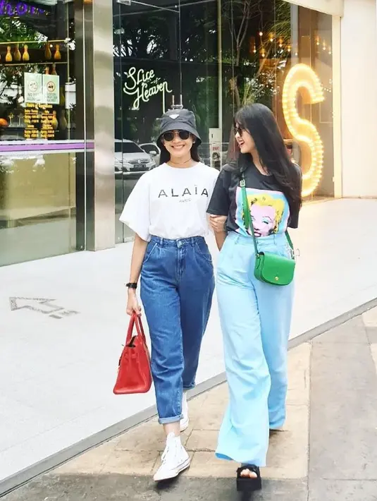Ririn Dwi Ariyanti tampak seperti gadis dua puluhan ketika hangout. Ia mengenakan kaus dengan jeans dan dipadu bucket hat [Instagram/ririndwiariyanti]