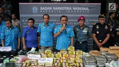 Kepala BNN Inspektur Jenderal Heru Winarko (ketiga kanan) memberikan keterangan saat konferensi pers pengungkapan 3 kasus tindak pidana narkotika di Gedung BNN, Jakarta, Jumat (1/2). (Liputan6.com/Faizal Fanani)