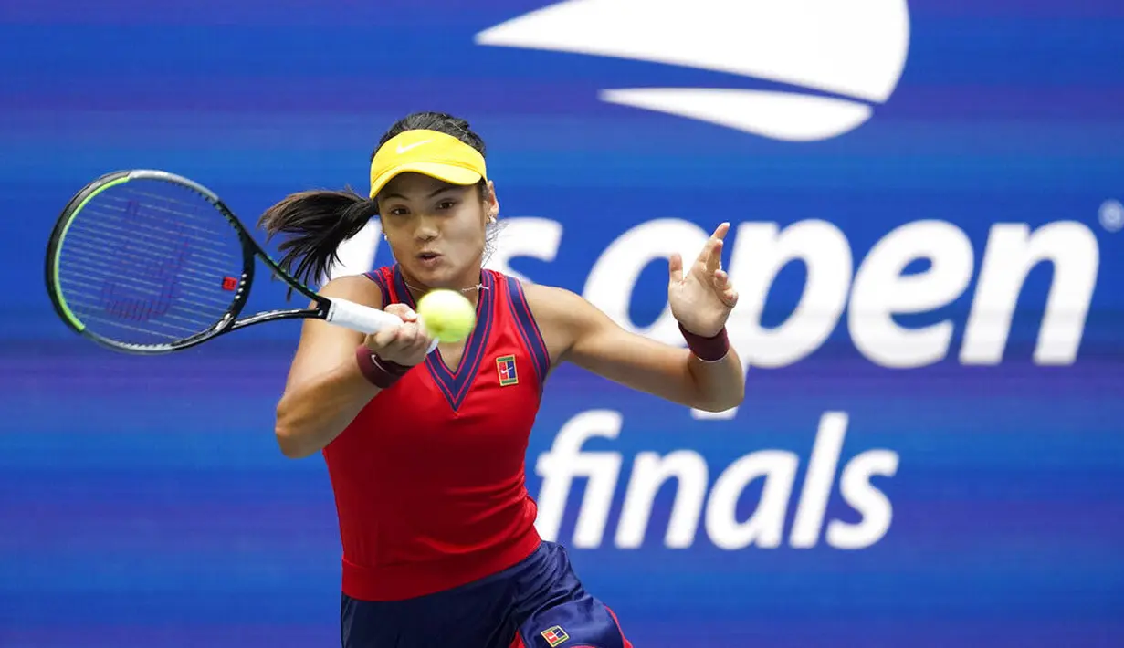 Emma berhasil mengalahkan Fernandez hanya dengan waktu 51 menit. Remaja 18 tahun ini menang dua gim 6-4 dan 6-3. (Foto: AP/Seth Wenig)