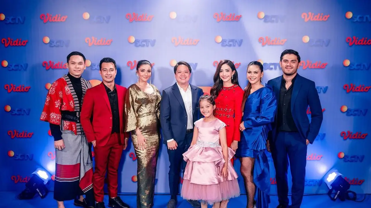 Para bintang Cinta Setelah Cinta bersama produser SinemArt David S. Suwarto di Malam Puncak HUT SCTV 32 XtraOrdinary (Foto: Instagram indahindriana)