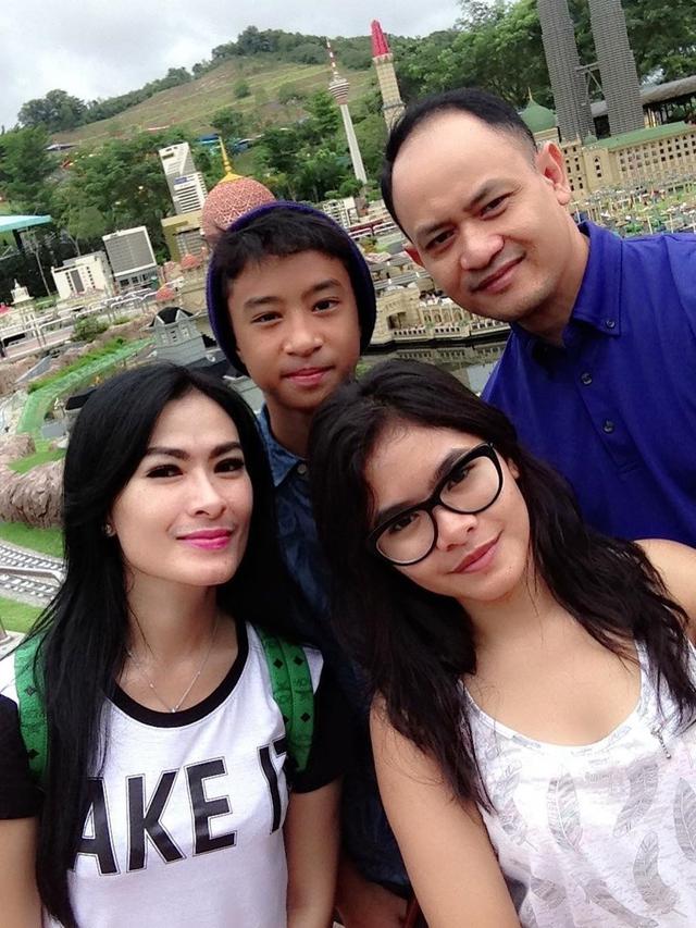 6 Potret Mesra Iis Dahlia dan Suami dari Awal Menikah Hingga Sekarang, Romantis