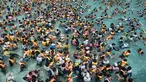 Wisatawan memadati water park yang dikenal dengan Caribbean Bay di Yongin, luar Seoul, Senin (6/8). Gelombang panas yang melanda Korea Selatan akhir-akhir ini membuat ratusan warga memenuhi kolam renang untuk mengurangi hawa panas. (Ed JONES/AFP)