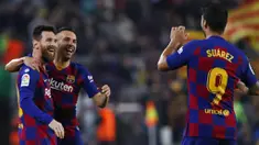 Para pemain Barcelona merayakan gol yang dicetak oleh Lionel Messi ke gawang Real Valladolid pada laga La Liga 2019 di Stadion Camp Nou, Selasa (29/10). Barcelona menang 5-1 atas Real Valladolid. (AP/Joan Monfort)